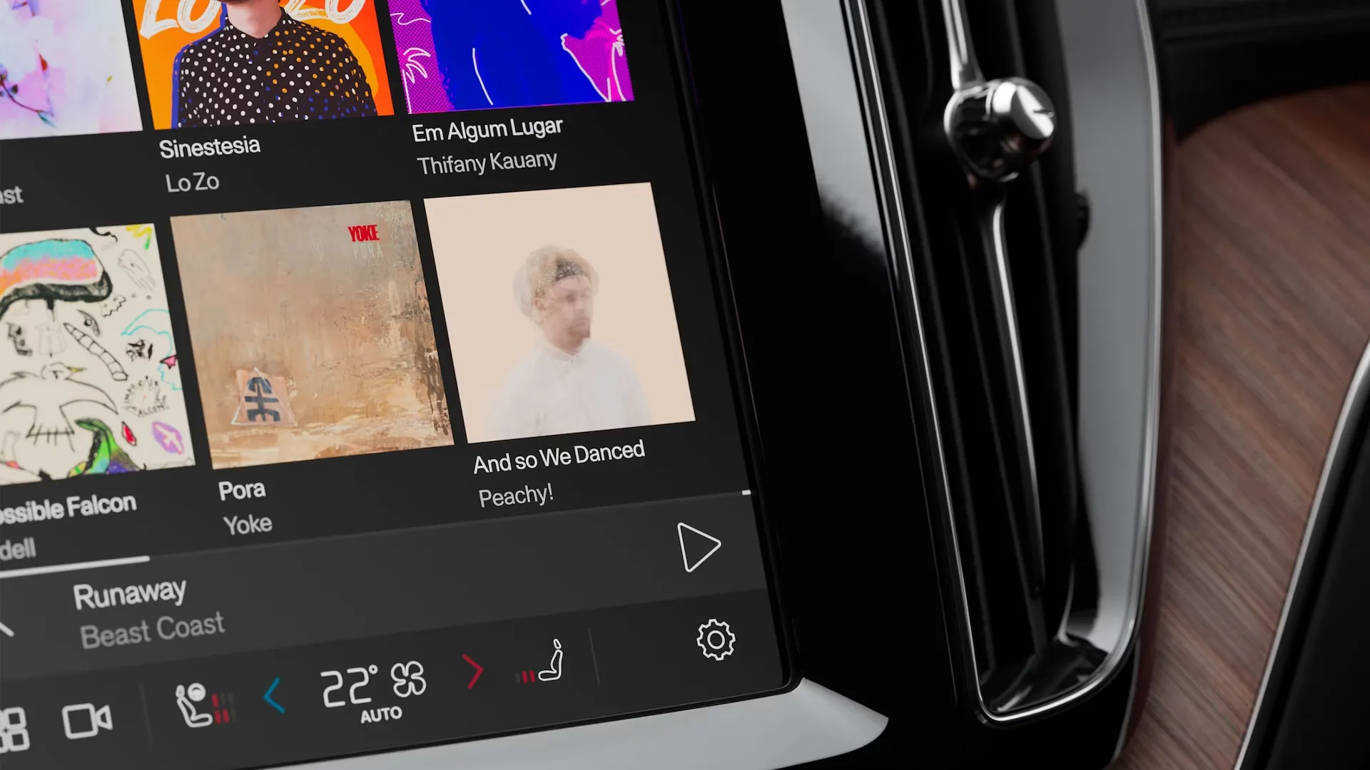 Consola central de Volvo con opciones musicales que se visualizan en la pantalla.